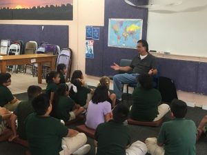 Joe teaching kids during Community Outreach | Ciudad Nueva